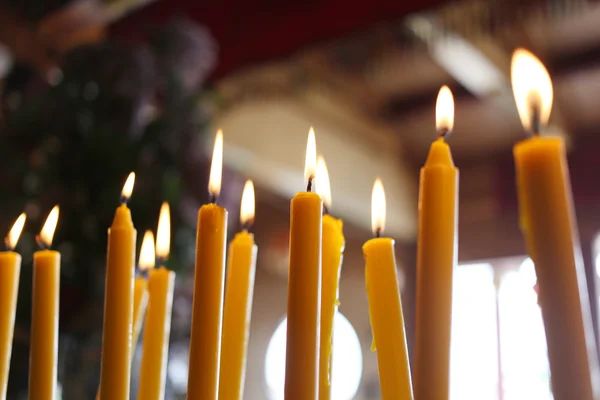 Velas luz de la quema en el templo en velas abstractas backgroun — Foto de Stock