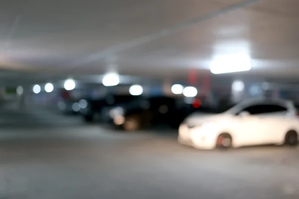Parking w plama w nocy i oświetlenie. — Zdjęcie stockowe