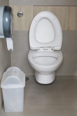 Erkekler tuvaletinde modern klozet.