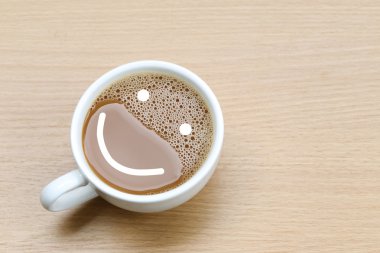 ahşap masa üzerinde beyaz bir kahve fincan sıcak kahve.