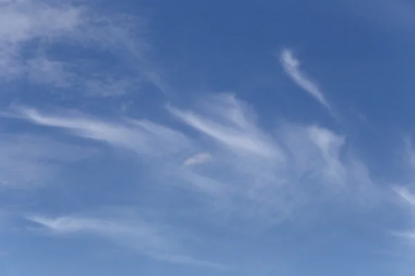 Nuage sur ciel bleu dans la journée par temps clair . — Photo