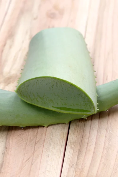 Rebanada de aloe vera en suelo de madera . — Foto de Stock