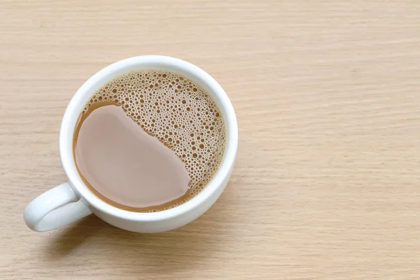 Café quente em uma xícara de café branco na mesa de madeira . — Fotografia de Stock