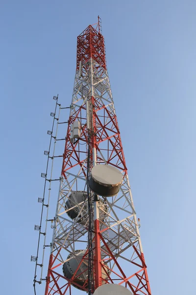 Antenne pour les communications téléphoniques dans le ciel lumineux jour heure . — Photo