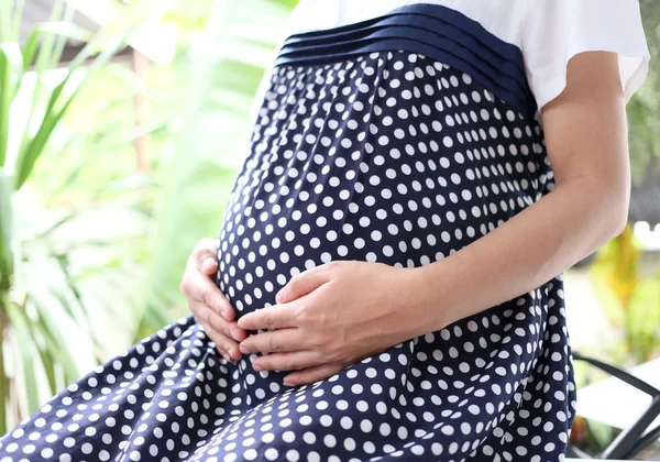 Mulheres grávidas usam roupas de maternidade azul marinho . — Fotografia de Stock