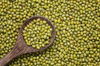 Tahta kaşıkta taze fasulye. Tasarım için..