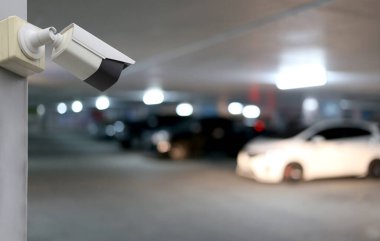 Otomobil park arkaplanı üzerindeki CCTV aracı, güvenlik sistemleri için ekipman ve tasarım için kopyalama alanı.