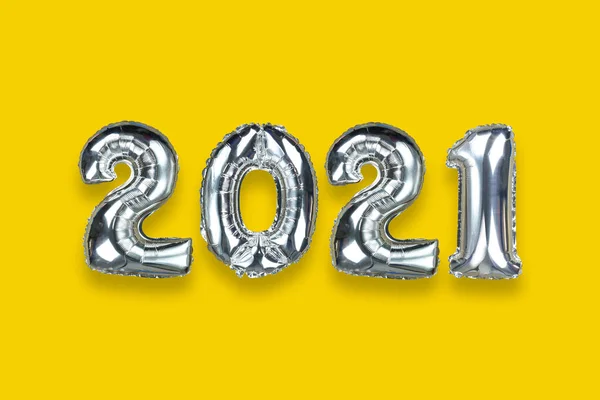 あなたの作品のデザインのための黄色の背景に2021テキストクリスマスと新年 — ストック写真