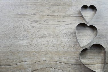Kalp şeklindeki küf ahşap bir masanın üzerinde duruyor ve aşk ve sevgililer gününde tasarım için bir kopya alanı var..