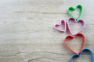 Kalp şeklindeki küf ahşap bir masanın üzerinde duruyor ve aşk ve sevgililer gününde tasarım için bir kopya alanı var..