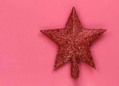 Kırmızı yıldız kırmızı arka plana yerleştirildi ve Noel ve Yeni Yıl konseptinizde tasarım için bir kopya alanına sahip.