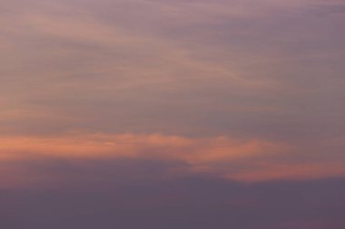 Gün batımından sonra gökyüzü ve bulutlar, doğal manzara tasarımı için alacakaranlık gökyüzü manzarası.