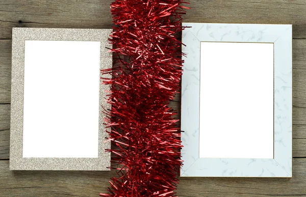 木制地板上的空的老式相框和圣诞及新年装饰用的红色流苏 — 图库照片