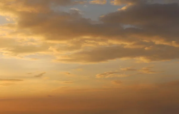 日没後の空と雲 自然の景観デザインのための夕暮れの空の景色 — ストック写真