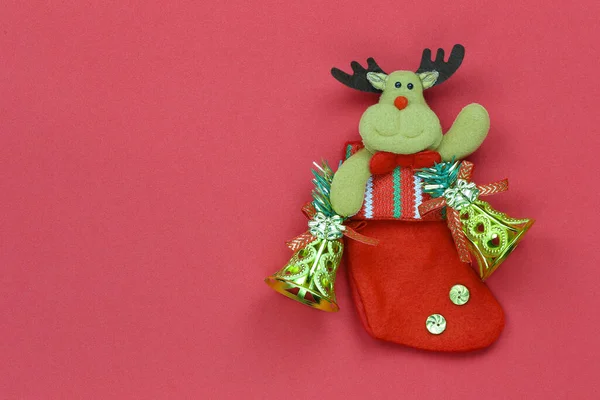 红色鹿袜的背景为红纸 并有复制空间为设计在您的圣诞和新年的概念 — 图库照片