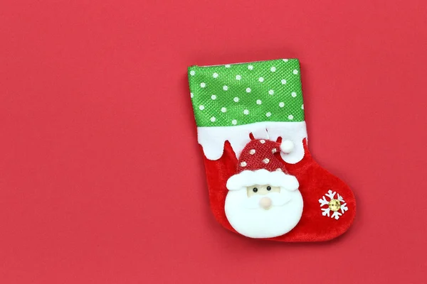红纸背景下的红色圣诞爪袜 在圣诞和新年的概念中有设计的复制空间 — 图库照片
