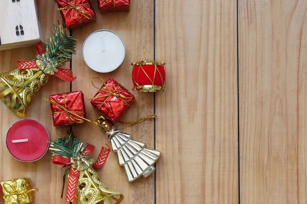 Ahşap Zeminde Noel Yeni Yıl Süslemeleri Işinizde Tasarım Için Bir — Stok fotoğraf