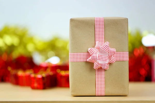 Een Bruine Geschenkdoos Wordt Geplaatst Een Tafel Met Feestelijke Decoraties — Stockfoto