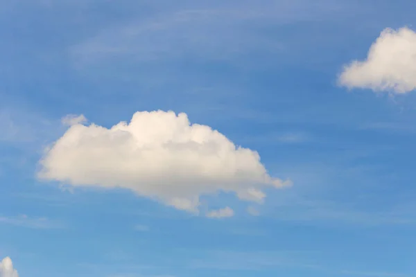 Błękitne Niebo Białymi Chmurami Tle Dziennym Projektowania Tobie Pomysł Pracę — Zdjęcie stockowe