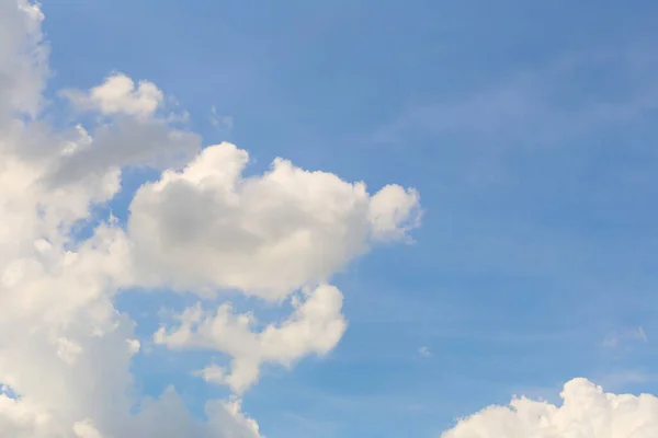 Blauwe Lucht Met Witte Wolken Overdag Achtergrond Voor Ontwerp Werk — Stockfoto