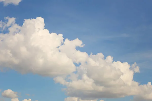Μπλε Ουρανός Λευκά Σύννεφα Στο Φόντο Της Ημέρας Για Σχεδιασμό — Φωτογραφία Αρχείου