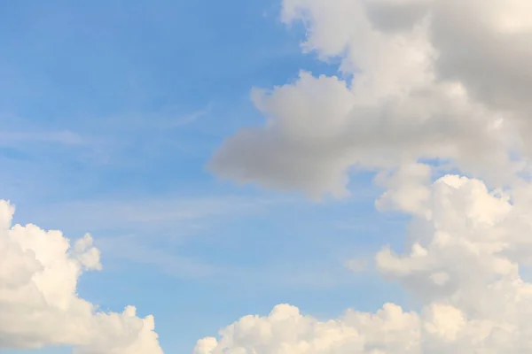 Blauwe Lucht Met Witte Wolken Overdag Achtergrond Voor Ontwerp Werk — Stockfoto