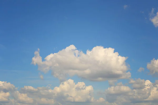 Блакитне Небо Білими Хмарами Денному Фоні Дизайну Концепція Роботи — стокове фото
