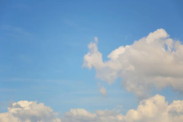 Céu Azul Com Nuvens Brancas Fundo Diurno Para Projeto Você — Fotografia de Stock