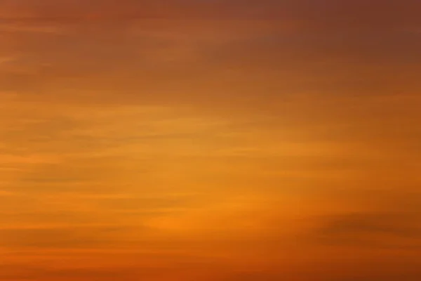 日没後の空と雲 自然の景観デザインのための夕暮れの空の景色 写真のオレンジトーン — ストック写真