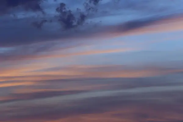 日没後の空と雲 自然の景観デザインのための夕暮れの空の景色 写真の青のトーン — ストック写真