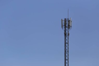 Mavi gökyüzü arkaplanındaki sinyal kulesi ve kopyalama alanı.