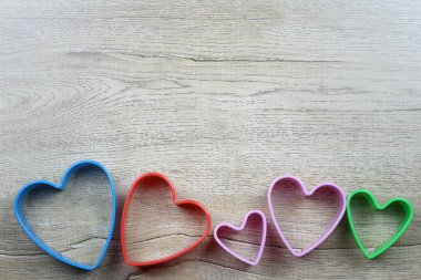 Kalp şeklindeki küf ahşap bir masanın üzerinde duruyor ve aşk ve sevgililer gününde tasarım için bir kopya alanı var..