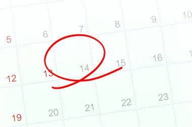 Takvim kağıdındaki kırmızı daire Sevgililer Günü konseptinde tasarım için 14 'üncüyü gösteriyor..