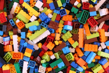 Çalışmalarınızda tasarım için renkli plastik küpler yapboz arka planı.