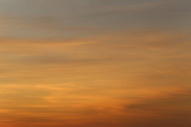 Gün batımından sonra gökyüzü ve bulutlar, doğal manzara tasarımı için alacakaranlık gökyüzü görüntüsü, fotoğrafların turuncu tonu..