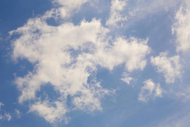 Gündüz arkaplanda beyaz bulutlu mavi gökyüzü tasarım için çalışma fikri konseptinizde.