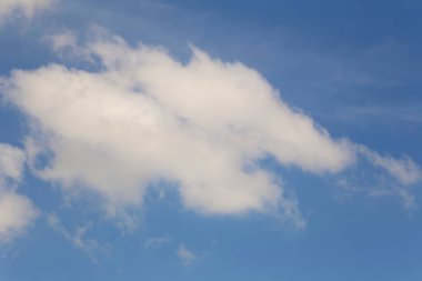 Gündüz arkaplanda beyaz bulutlu mavi gökyüzü tasarım için çalışma fikri konseptinizde.