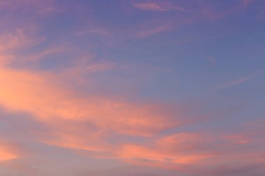 Gün batımından sonra gökyüzü ve bulutlar, doğal manzara tasarımı için alacakaranlık gökyüzü manzarası.