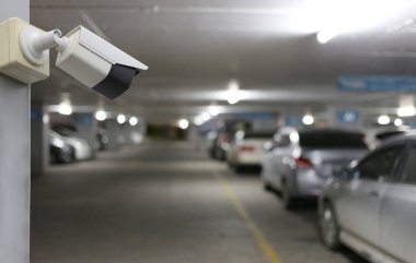 Otomobil park arkaplanı üzerindeki CCTV aracı, güvenlik sistemleri için ekipman ve tasarım için kopyalama alanı.