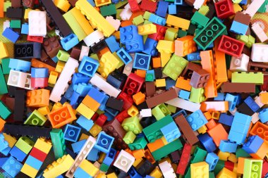 Çalışmalarınızda tasarım için renkli plastik küpler yapboz arka planı.