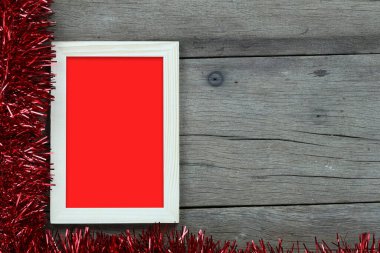 Eski ahşap arkaplana yerleştirilmiş boş vintage fotoğraf çerçevesi ve işinizde tasarımınız için kopyalama alanı.