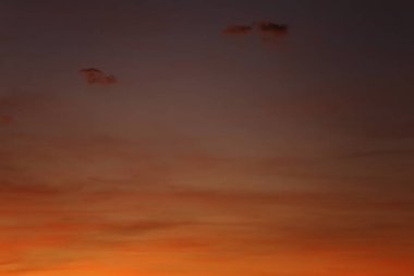 Gün batımından sonra gökyüzü ve bulutlar, doğal manzara tasarımı için alacakaranlık gökyüzü görüntüsü, fotoğrafların kırmızı tonu.
