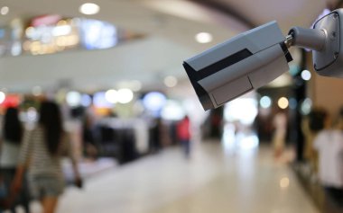 Alışveriş merkezindeki CCTV aracı güvenlik sistemleri için ekipman ve tasarım için kopyalama alanına sahip.