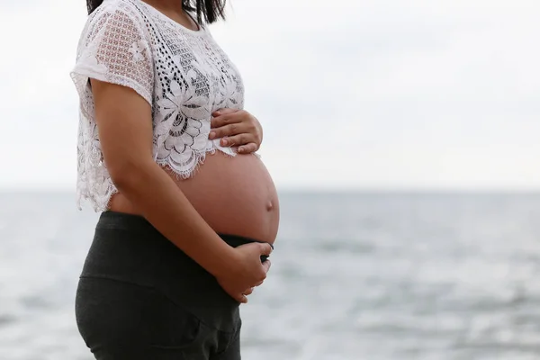 Gravid Kvinna Blå Klänning Havet Och Himlen Suddig Bakgrund Och — Stockfoto