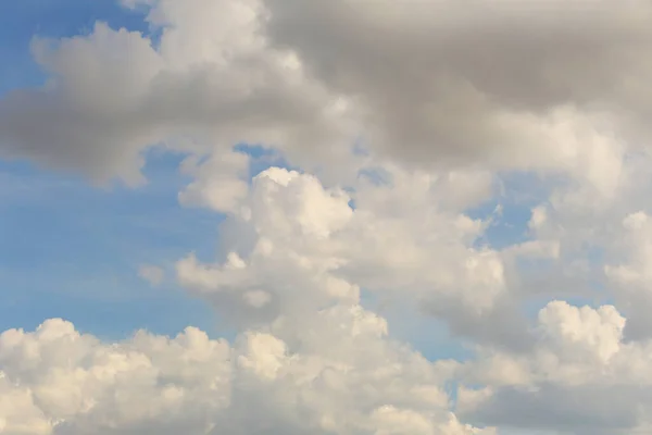 Blauwe Lucht Met Witte Wolken Overdag Achtergrond Voor Ontwerp Werk — Stockfoto