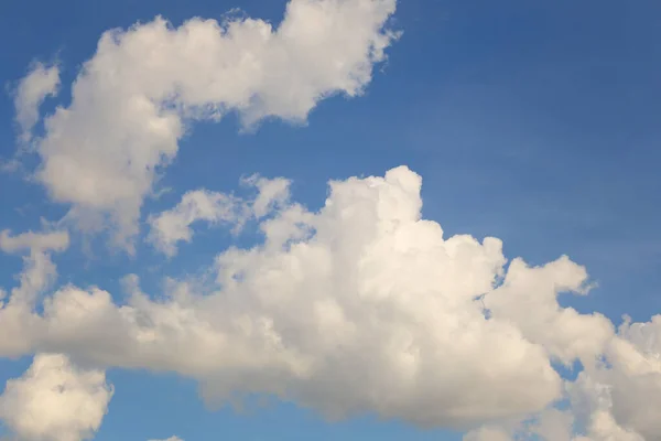 Blauwe Lucht Met Witte Wolken Overdag Achtergrond Voor Ontwerp Werk — Stockfoto