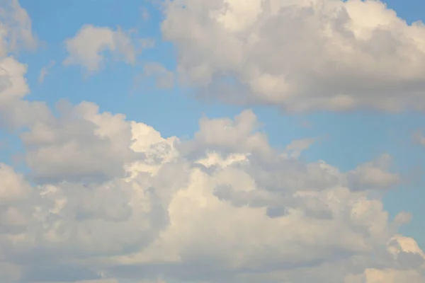 デザインのための昼間の背景に白い雲と青空あなたの仕事のアイデアのコンセプト — ストック写真