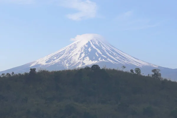 在晴朗的天气里 富士山和被树木覆盖的山脉在日本旅行 — 图库照片