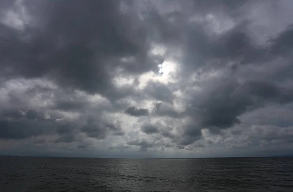 Donkere Lucht Achtergrond Zee Storm Regen Komt Eraan Het Uitzicht — Stockfoto
