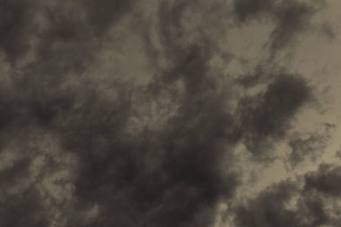 Karanlıkta gökyüzü ve yağmur bulutu, bulutlu arka plan, fırtınadan önce kara bulutlar.